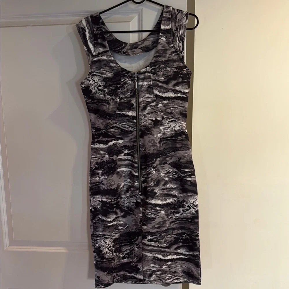 Jennifer Lopez Black and White Sheath Mini Dress - Picture 2 of 3